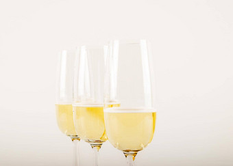 豪华的<strong>香槟</strong>玻璃节日庆祝一年重要的事件烤面包闪闪发光的酒