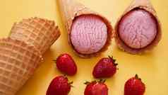 草莓冰奶油华夫格锥冰奶油浆果黄色的