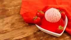 草莓果冻碗装饰自制的冰奶油