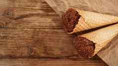巧克力冰奶油华夫格锥工艺纸木背景