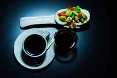 黑色的咖啡白色奶酪蘑菇健康的美味的零食