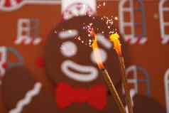 燃烧罗马焰火筒背景姜饼男人。