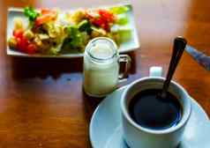 黑色的咖啡集开胃菜小部分健康的美味的零食