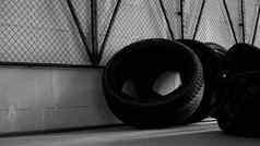 轮胎仓库轮胎混凝土地板上黑色的网墙