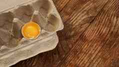 破碎的蛋纸板蛋托盘一半蛋蛋黄空盒子