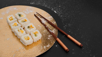 寿司交付甜蜜的卷使大米菠萝猕猴桃芒果