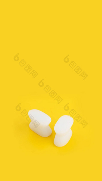 白色硅胶手指分频器黄色的背景