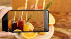 女人采取图片水果汁智能手机