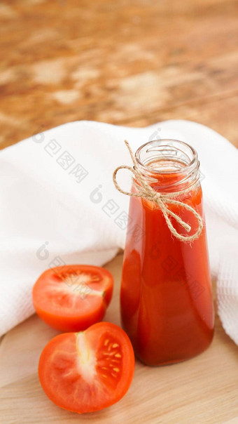 番茄汁玻璃瓶新<strong>鲜</strong>的<strong>西红柿</strong>木背景