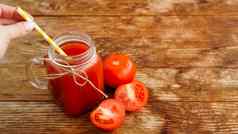 玻璃番茄汁木表格新鲜的番茄汁切碎西红柿
