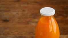 汁瓶木背景新鲜的橙色汁