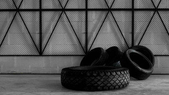 <strong>轮胎仓库轮胎</strong>混凝土地板上黑色的网墙