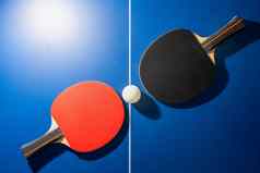 前视图黑色的红色的表格网球球拍