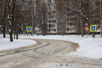 雪路行人穿越路迹象