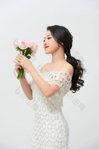 年轻的有吸引力的亚洲模型新娘新娘花束工作室
