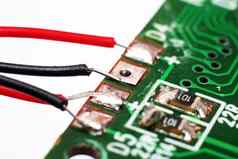 绿色印刷电路板晶体管跟踪特写镜头