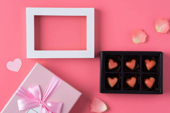 情人节一天设计概念背景粉红色的花瓣礼物盒子