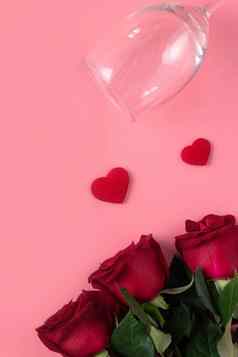 情人节一天约会礼物酒玫瑰概念粉红色的背景