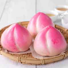 粉红色的中国人桃子生日好食物白色表格背景