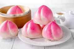 粉红色的中国人桃子生日好食物白色表格背景
