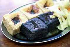 深炸臭豆腐腌卷心菜著名的美味的街食物台湾