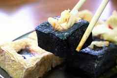 深炸臭豆腐腌卷心菜著名的美味的街食物台湾