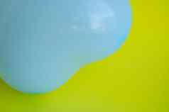 蓝色的气球形状心黄色的背景婚礼概念情人节一天照片区情人横幅前视图