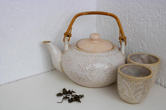 古董复古的风格陶瓷茶壶日本风格茶壶孤立的白色背景