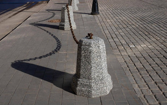 花岗岩柱子拉伸黑色的金属链单独的人行道上巷道