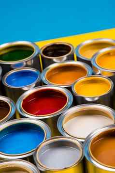 集合彩色的油漆罐
