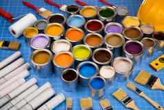 色彩斑斓的油漆罐集绘画背景