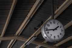 时钟附加波兰屋顶美丽的大白色时钟看行数字挂屋顶火车站