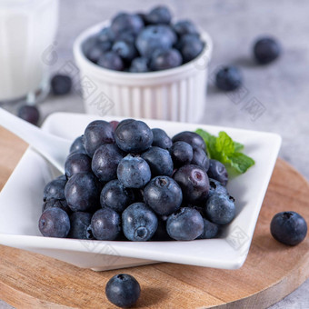 桩蓝莓水果碗板托盘灰色的水泥混凝土背景关闭健康的吃设计概念