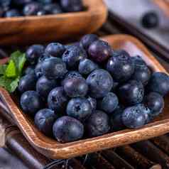桩蓝莓水果碗板托盘灰色的水泥混凝土背景关闭健康的吃设计概念