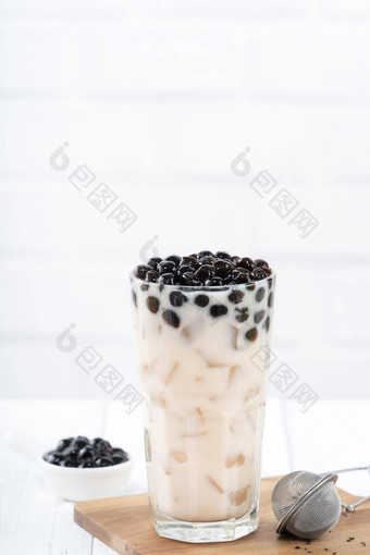 泡沫牛奶茶木薯珍珠一流的著名的<strong>台湾</strong>喝白色木表格背景喝玻璃关闭复制空间