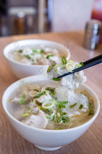 美味的鱼球大米面条厚汤常见的食物台南台湾亚洲亚洲台湾街美味厨房关闭生活方式