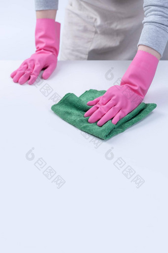 年轻的女人<strong>管家</strong>围裙穿粉红色的手套清洁表格概念防止病毒感染<strong>管家</strong>服务关闭