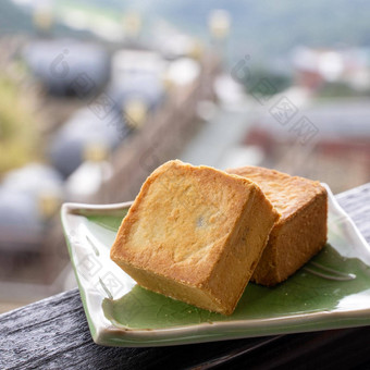 美味的菠萝糕点板下午茶木栏杆<strong>茶馆</strong>台湾美丽的景观背景关闭