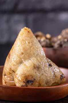 大米饺子粽子中国人大米饺子粽子黑色的砖背景板岩表格概念龙船节日传统的食物关闭
