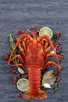 煮熟的煮熟的龙虾美味的晚餐海鲜餐集刀叉黑色的石头板岩背景餐厅菜单设计前视图开销