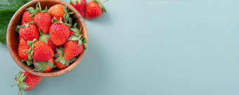 碗美丽的美味的草莓孤立的蓝绿色背景特写镜头赢富数据Copyspace