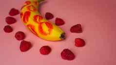 红色的口红黄色的香蕉粉红色的背景香蕉树莓