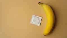 避孕套香蕉金背景概念避孕药