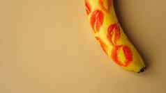红色的口红黄色的香蕉金背景