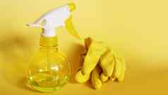 橡胶手套塑料喷雾瓶洗涤剂黄色的背景