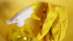 橡胶手套塑料喷雾瓶洗涤剂黄色的背景