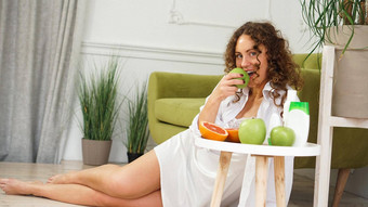 年轻的女人吃绿色<strong>苹果首页</strong>健康的营养饮食食物概念