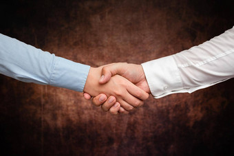 企业商人握手在室内人专业穿着手势在<strong>一起</strong>工作的<strong>同事</strong>合作伙伴标志交易协议合同