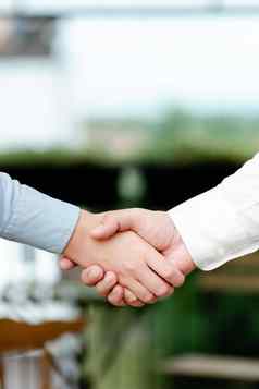 企业商人握手在室内人专业穿着手势在一起工作的同事合作伙伴标志交易协议合同