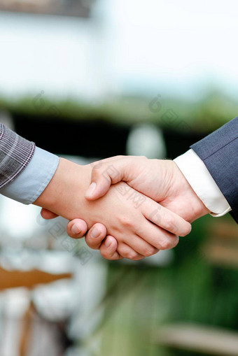企业商人握手在室内人专业穿着手势在一起工作的同事合作伙伴标志交易协议合同